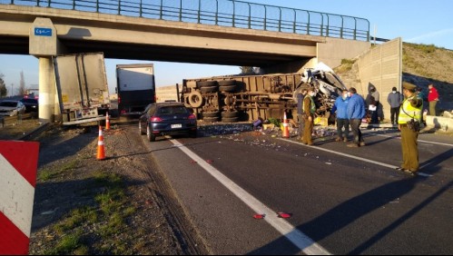Fuerte colisión entre dos camiones en Ruta 5 Sur genera alta congestión