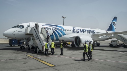 Bebé nace en avión y aerolínea le regalará pasajes de por vida