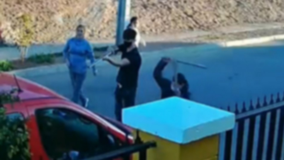 Con escopetas y fierros: Cámaras grabaron violento ataque a vehículo en Ovalle Con escopetas y fierros: Cámaras grabaron violento ataque a vehículo en Ovalle