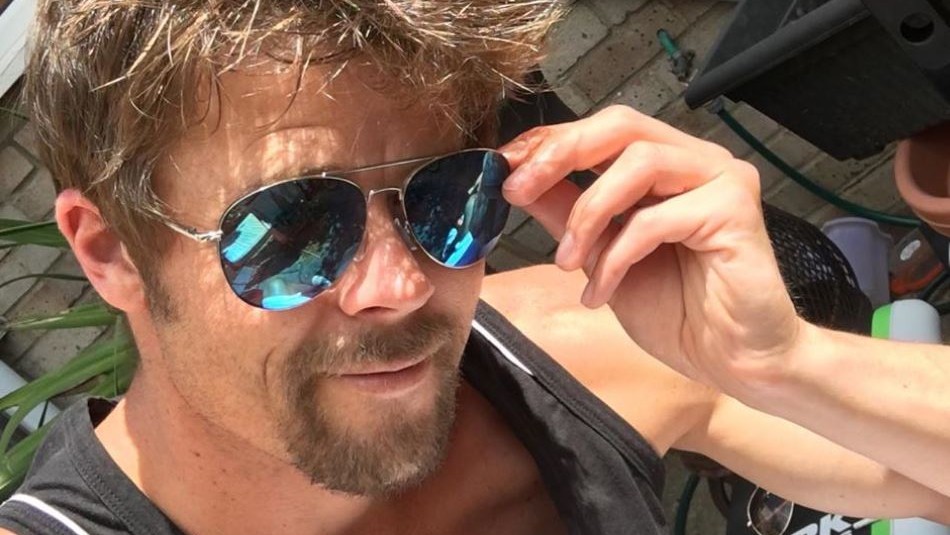 Dejó la construcción: Doble de Brad Pitt saca provecho a su parecido con el actor Dejó la construcción: Doble de Brad Pitt saca provecho a su parecido con el actor