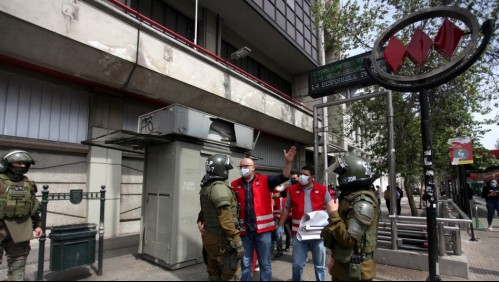 Trabajadores de Metro protestan durante actividad de reapertura de estaciones con Piñera
