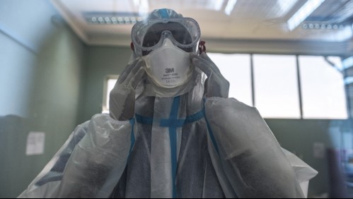 Enfermera muestra cómo quedan sus manos tras extenso turno atendiendo a pacientes con covid