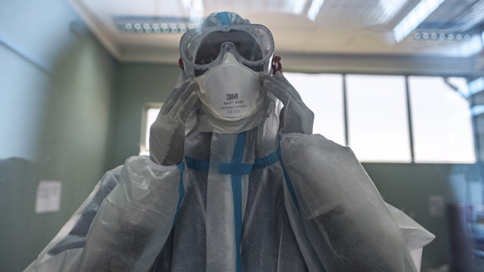Enfermera muestra cómo quedan sus manos tras extenso turno atendiendo a pacientes con covid Enfermera muestra cómo quedan sus manos tras extenso turno atendiendo a pacientes con covid