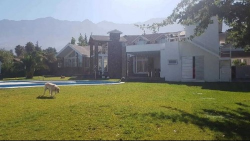 Piscina, 9 habitaciones y discoteca: La lujosa casa que Arturo Vidal vende en $1.500 millones