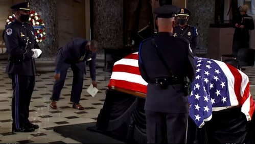 Entrenador personal de Ruth Bader Ginsburg sorprende frente al ataúd de la jueza