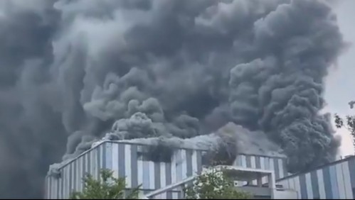 Gran incendio afecta edificio de Huawei en China