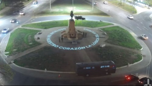 Carabineros anuncia 'eventuales sanciones' por impedir intervención lumínica en Plaza Baquedano