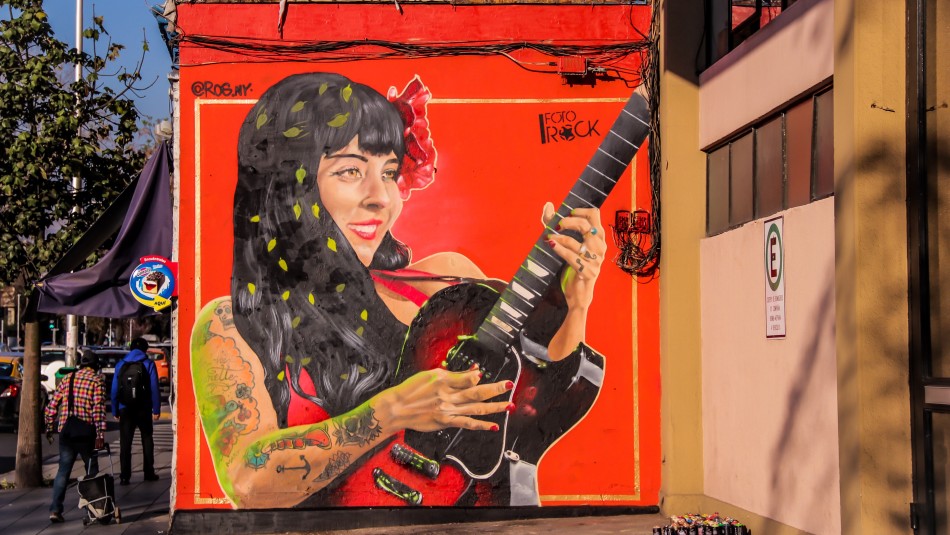 Vandalizan mural de Mon Laferte con mensaje alusivo al Rechazo Vandalizan mural de Mon Laferte con mensaje alusivo al Rechazo