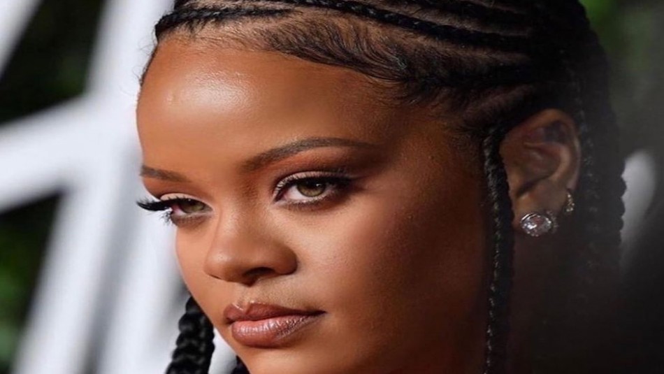 Rihanna usa look convencional para pasar desapercibida aunque no logra engañar a los paparazzi Rihanna usa look convencional para pasar desapercibida aunque no logra engañar a los paparazzi