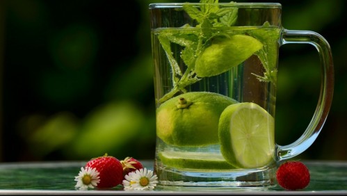 ¿Funciona?: Mira los mitos y verdades de tomar agua de limón en ayunas
