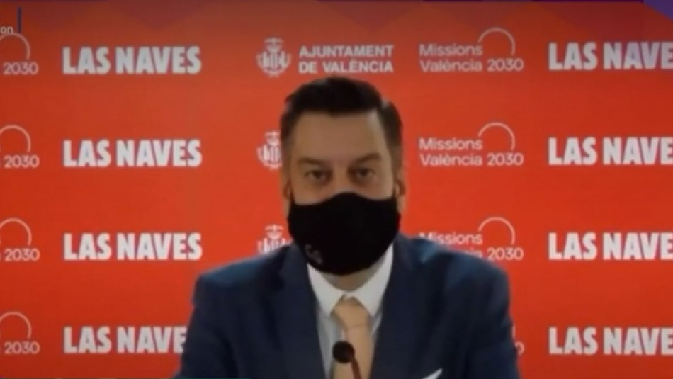 Concejal Valencia Concejal simula hablar en inglés usando mascarilla mientras otro dobla su voz