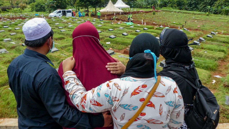 Indonesia deslizamiento tierra muertos Padre y sus bebés gemelos fallecen por deslizamiento de tierra en Indonesia