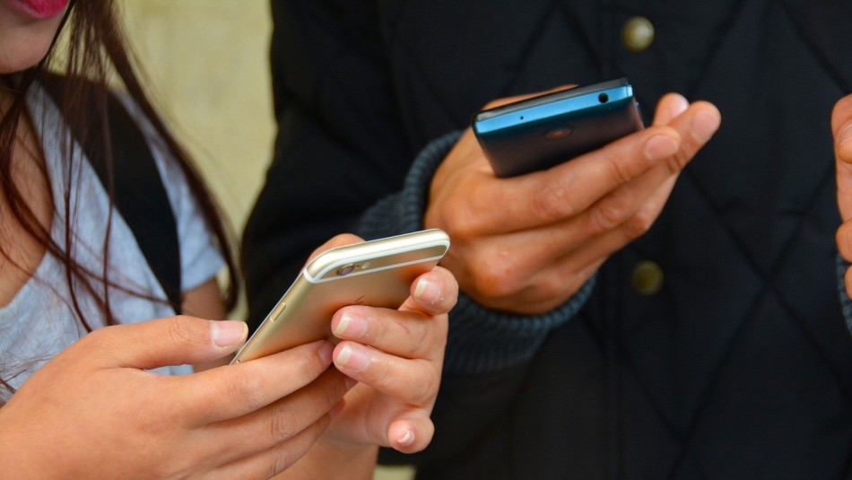 Parlamentarios buscan prohibir uso de celular en bancos para evitar robos Parlamentarios buscan prohibir uso de celular en bancos para evitar robos