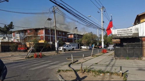 Incendio afecta a edificio de departamentos en Lo Prado