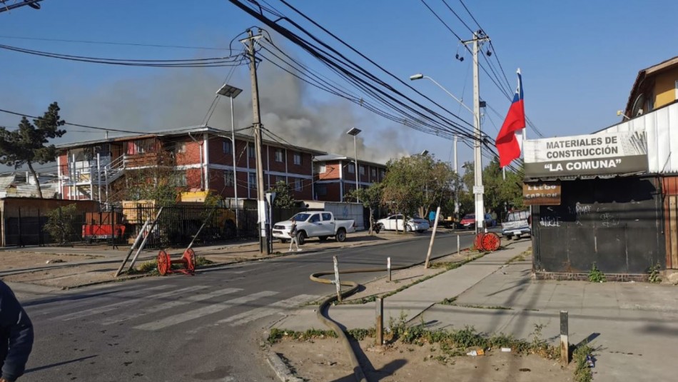 Incendio afecta a edificio de departamentos en Lo Prado Incendio afecta a edificio de departamentos en Lo Prado