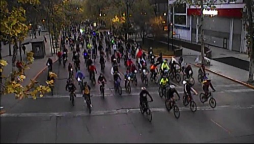 Ciclistas generan congestión en distintos puntos de Santiago