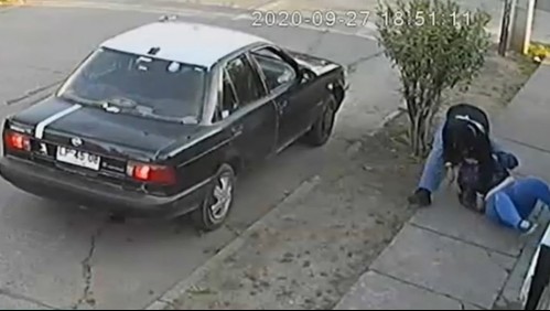 Mujer sufre violento 'abordazo': Sujeto quiso subirla a un auto y luego la amenazó con cuchillo