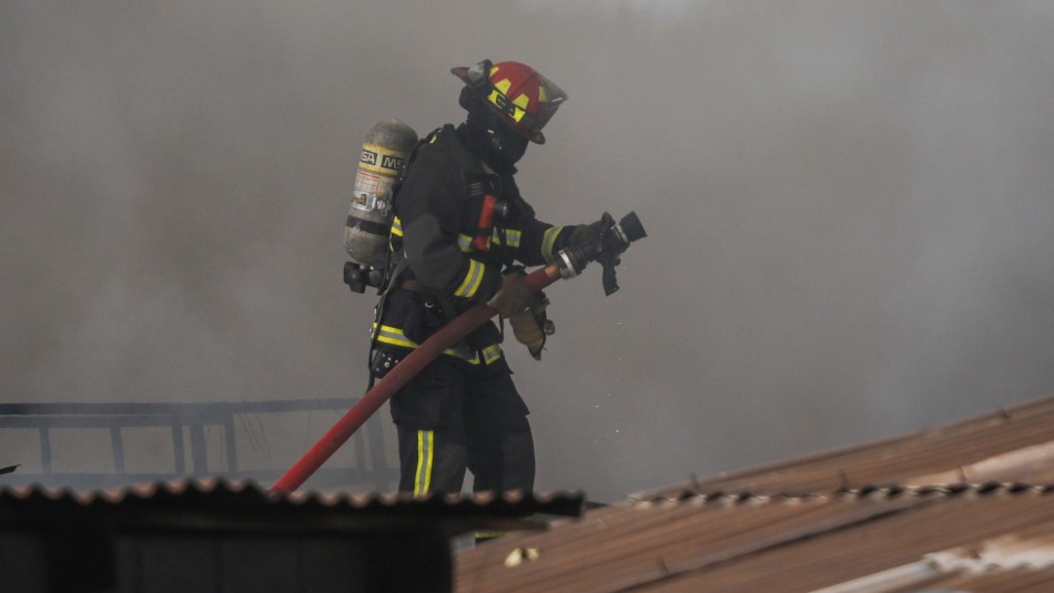 Tragedia familiar en Valdivia: Padre y sus tres pequeños hijos mueren en incendio Tragedia familiar en Valdivia: Padre y sus tres pequeños hijos mueren en incendio