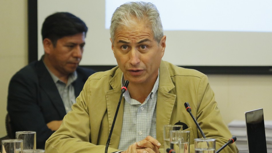 Presidente del Colegio de Profesores tilda de Presidente del Colegio de Profesores tilda de