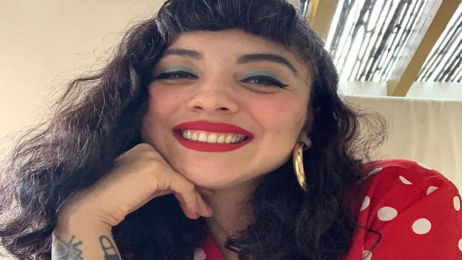Mon Laferte enamora con una versión a guitarra de su nueva canción y con grito charro incluido Mon Laferte enamora con una versión a guitarra de su nueva canción y con grito charro incluido