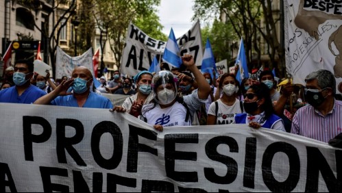Enfermeros de Argentina marchan por aumento salarial en plena pandemia de coronavirus