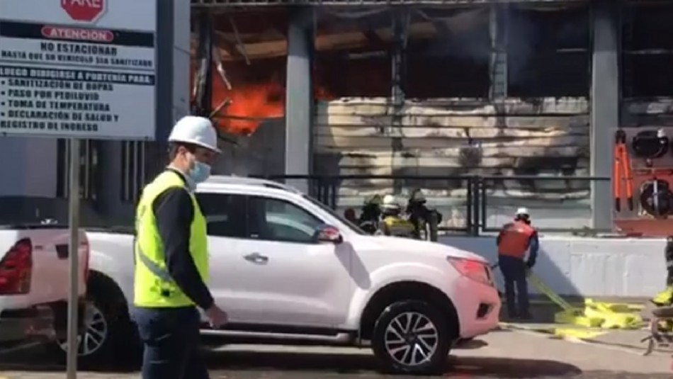 Gran incendio afecta a pesquera Camanchaca en Talcahuano Gran incendio afecta a la empresa pesquera Camanchaca en Talcahuano
