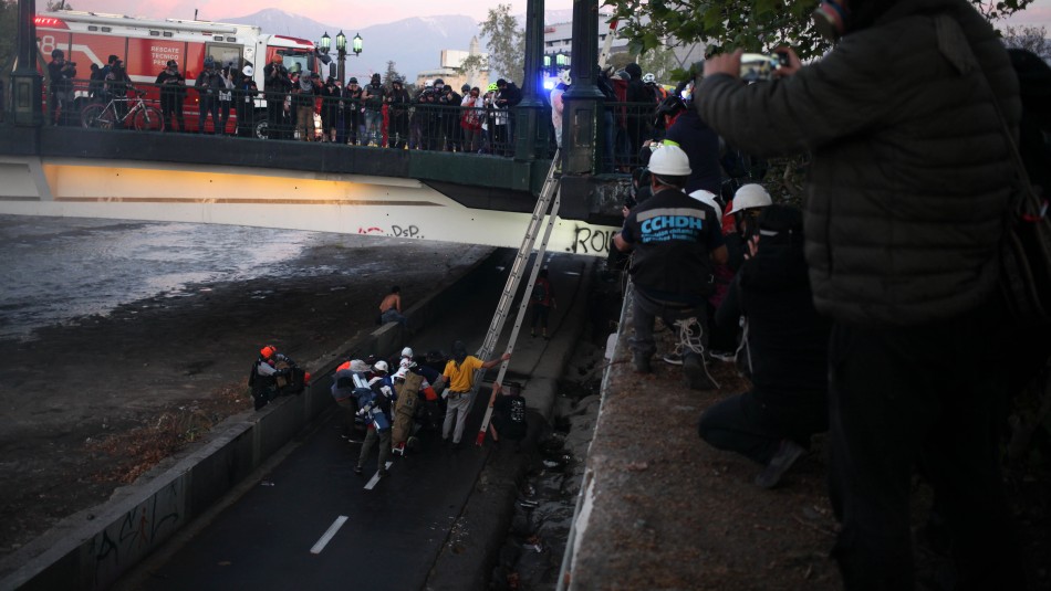 Persona cayó al Río Mapocho desde el Puente Pío Nono Persona cae al Río Mapocho en medio de incidentes registrados en Plaza Italia