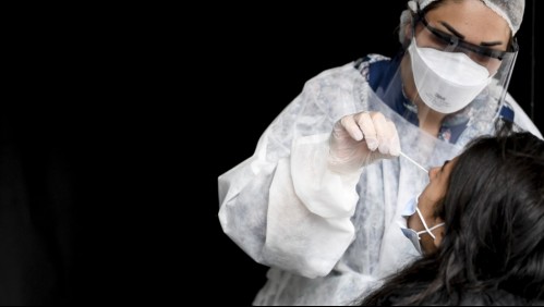 Vómitos y aversión a la luz: Los síntomas de mujer que perdió líquido cerebral tras test PCR