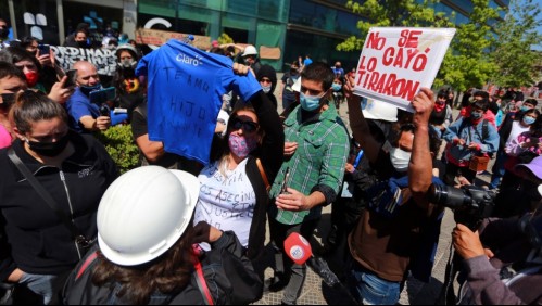 Manifestación en las afueras de la clínica Santa María por joven que cayó de un puente
