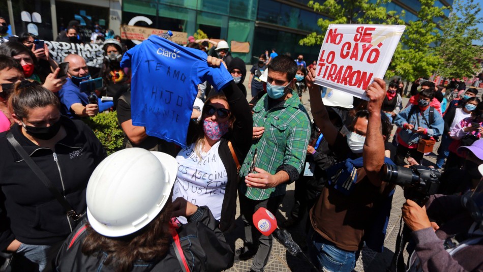 Manifestación en las afueras de la Clínica Santa María. Manifestación en las afueras de la clínica Santa María por joven que cayó de un puente