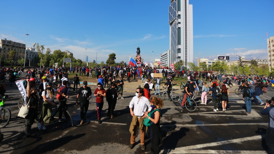 Plaza Italia. Se registra manifestación en Plaza Italia y se cierra estación del Metro