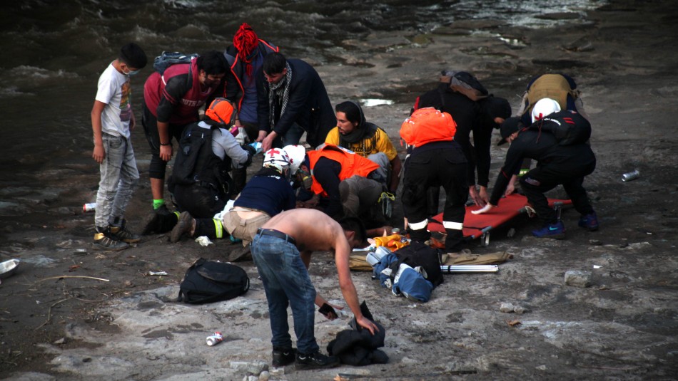 Rescate de joven en el río Mapocho Detienen a carabinero por provocar caída de adolescente desde Puente Pío Nono