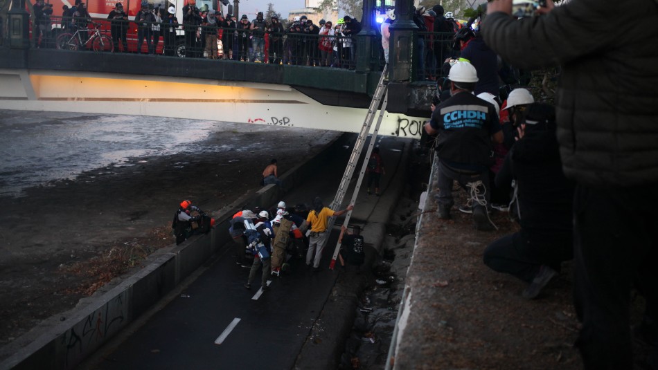 Rescate de joven en el río Mapocho Fiscal Chong: Carabinero