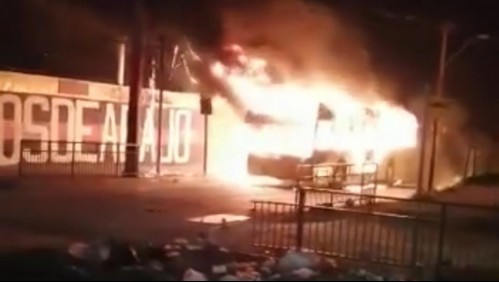 Queman bus del Transantiago y detienen a 5 personas por ataque a comisaría en Bajos de Mena