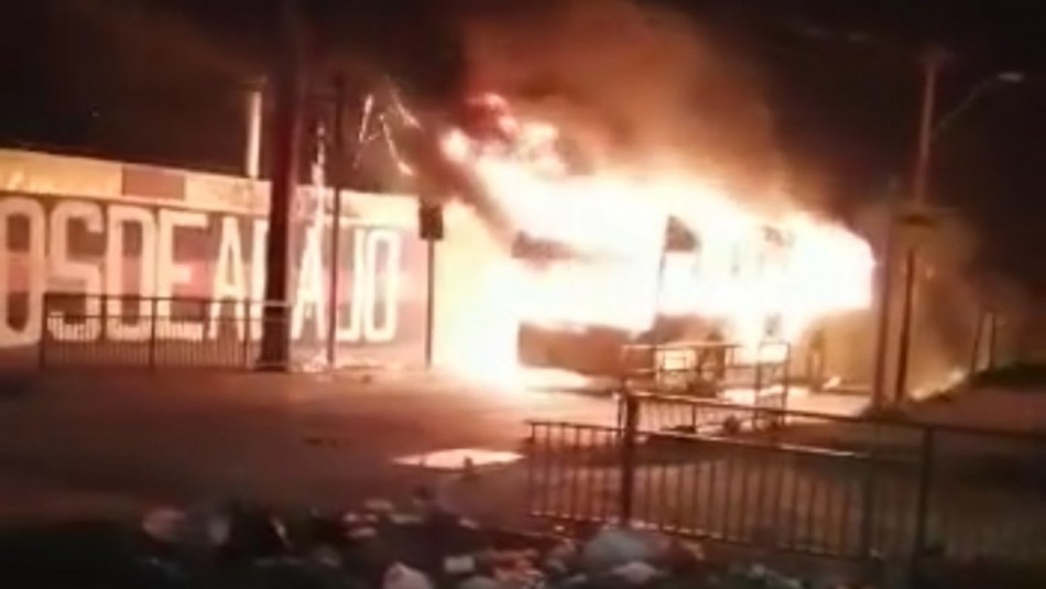 Queman bus del Transantiago y detienen a 5 personas por ataque a comisaría en Bajos de Mena Queman bus del Transantiago y detienen a 5 personas por ataque a comisaría en Bajos de Mena