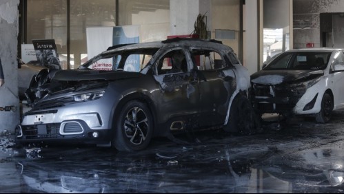 Ataque incendiario a automotora de Concepción termina con 4 autos quemados
