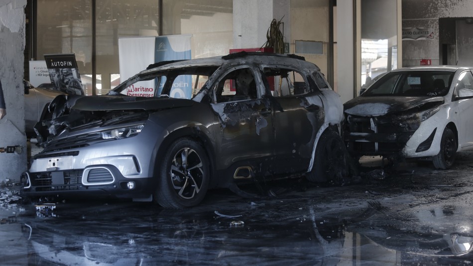 Automotora quemada Concepción Ataque incendiario a automotora de Concepción termina con 4 autos quemados