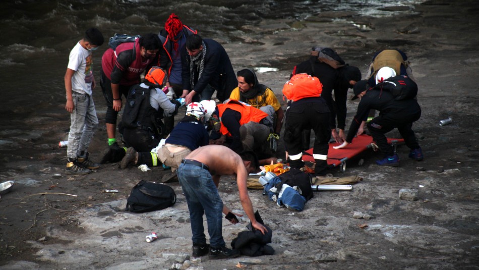 Momento del rescate en río Mapocho Menor que cayó al río Mapocho
