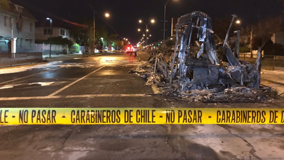 Bus del Transantiago resulta incendiado tras manifestaciones en Ñuñoa Bus del Transantiago resulta incendiado tras manifestaciones en Ñuñoa