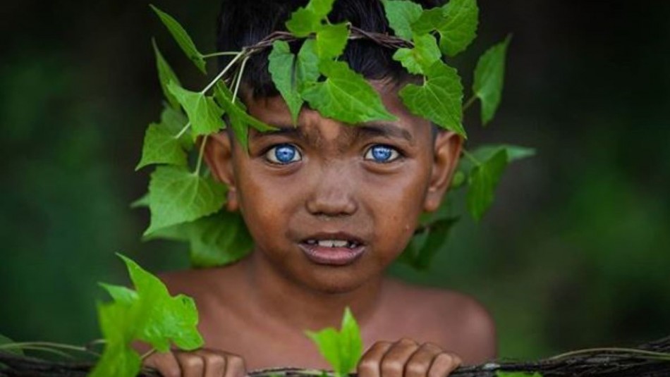 Misteriosa mutación genética: Integrantes de tribu en Indonesia impactan por el azul de sus ojos Misteriosa mutación genética: Integrantes de tribu en Indonesia impactan por el azul de sus ojos