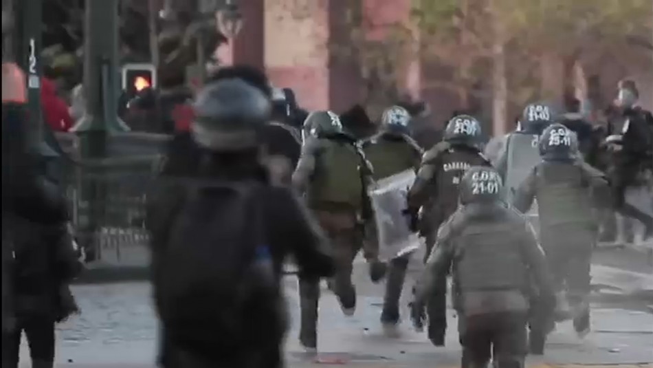 Según abogada defensora: Cámara personal mostraría que carabinero no empujó a manifestante Según abogada defensora: Cámara personal mostraría que carabinero no empujó a manifestante