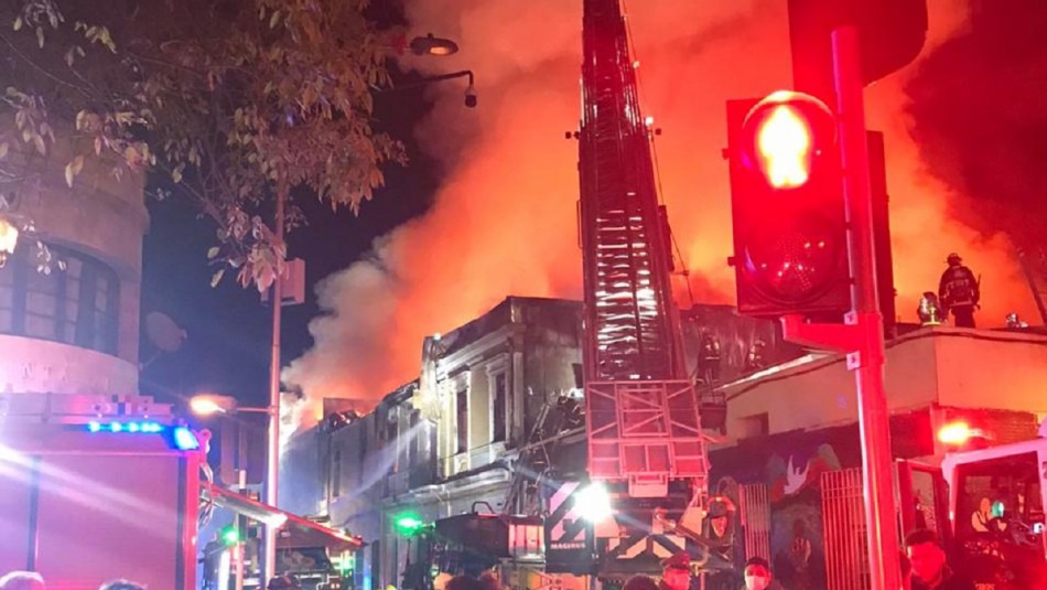 Violento incendio afecta a viviendas en Santiago Centro Violento incendio afecta a viviendas en Santiago Centro
