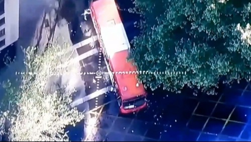 Atacan bus del Transantiago en medio de manifestaciones en Plaza Italia