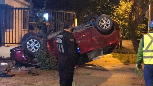 Vehículo volcó y quedó incrustado en antejardín de un domicilio en Ñuñoa