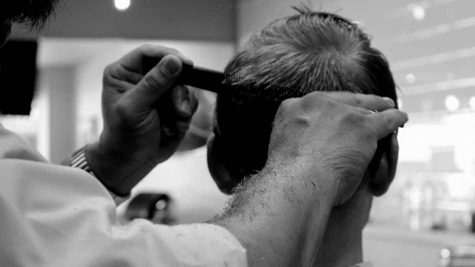 Un joven con cáncer se va a cortar el cabello y se lleva una emotiva sorpresa Un joven con cáncer se va a cortar el cabello y se lleva una emotiva sorpresa