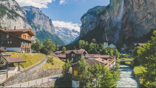 Pueblo en Suiza ofrece 70 mil euros a quienes se muden allí: Revisa los requisitos