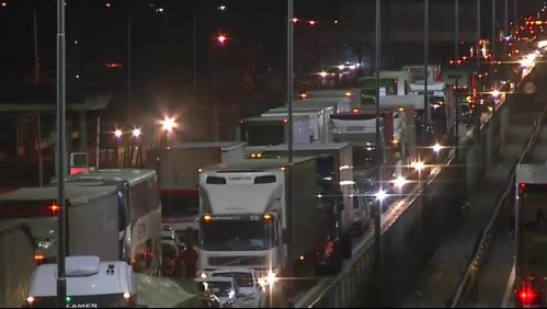 Tacos kilométricos para salir de Santiago pese a cordones sanitarios por fin de semana largo