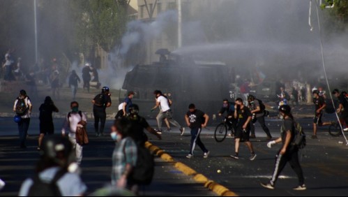 Incidentes en Plaza Italia: Manifestantes derriban semáforo y Metro cierra estaciones