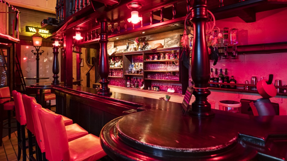 Berlín cierra sus bares y restaurantes durante este sábado para frenar la pandemia Berlín cerrará sus bares y restaurantes durante la noche para frenar la pandemia