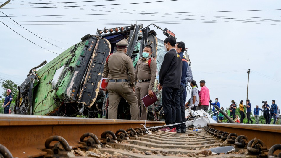 Al menos 18 muertos por colisión entre un autobús y un tren en Tailandia Al menos 18 muertos por colisión entre un autobús y un tren en Tailandia